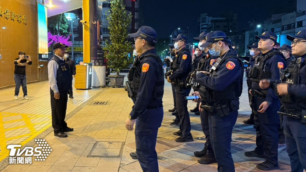 高雄警方動員17個分局、525名警力前往酒店、舞廳稽查。(圖/TVBS)