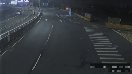 新北駕駛撞爆分隔島!他稱「疲勞恍神」…車內搜出這一物露餡了
