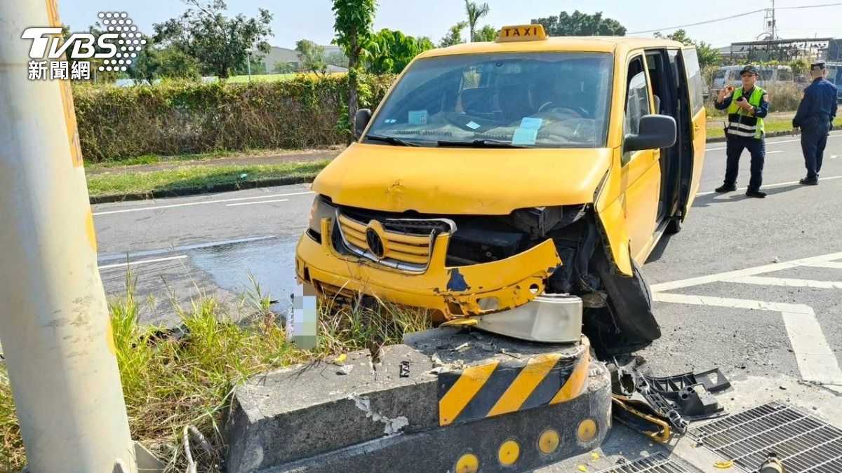 快訊／高雄計程車自撞分隔島「車頭毀損」　5乘客受傷送醫