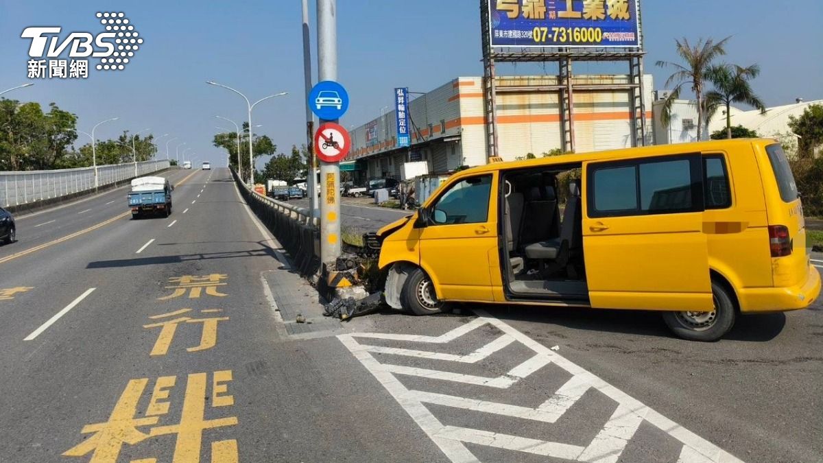 高雄大寮區光明路三段一輛計程車不明原因自撞分隔島。(圖/TVBS)