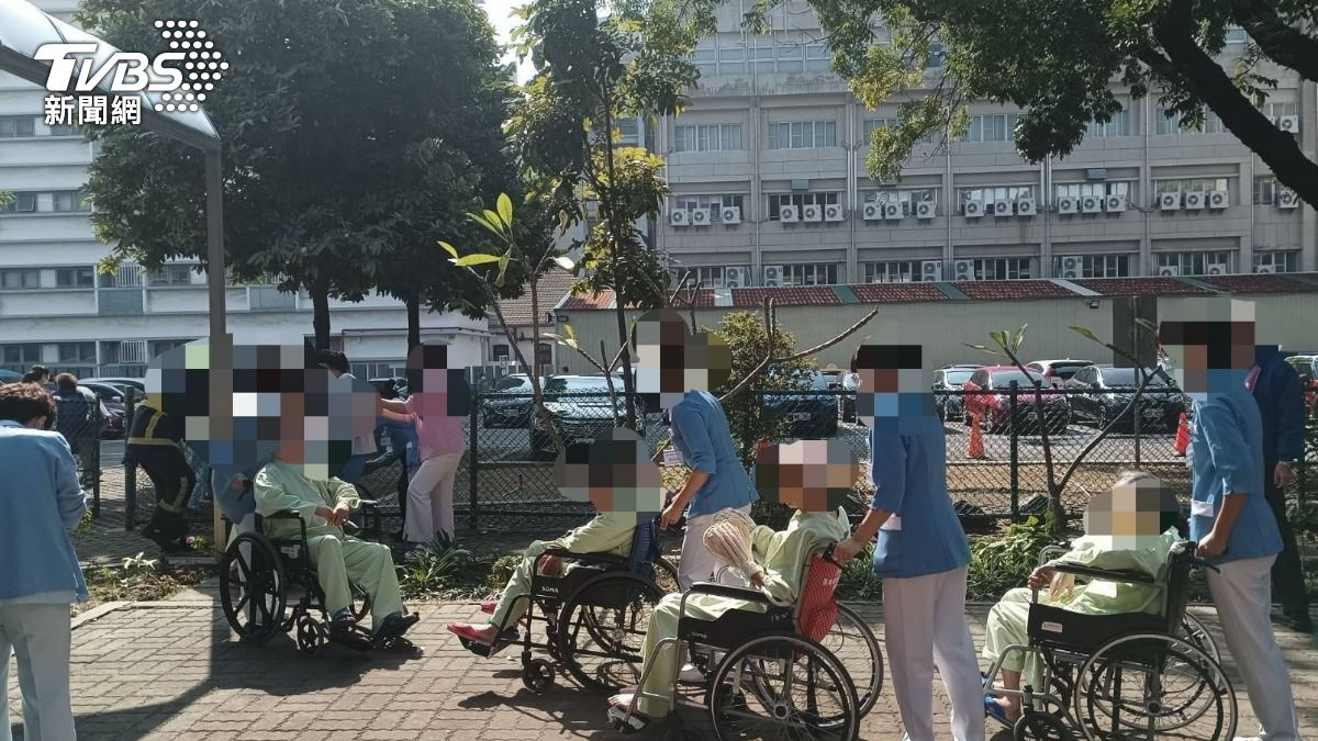 院方快速將病患帶至安全位置。（圖／TVBS）