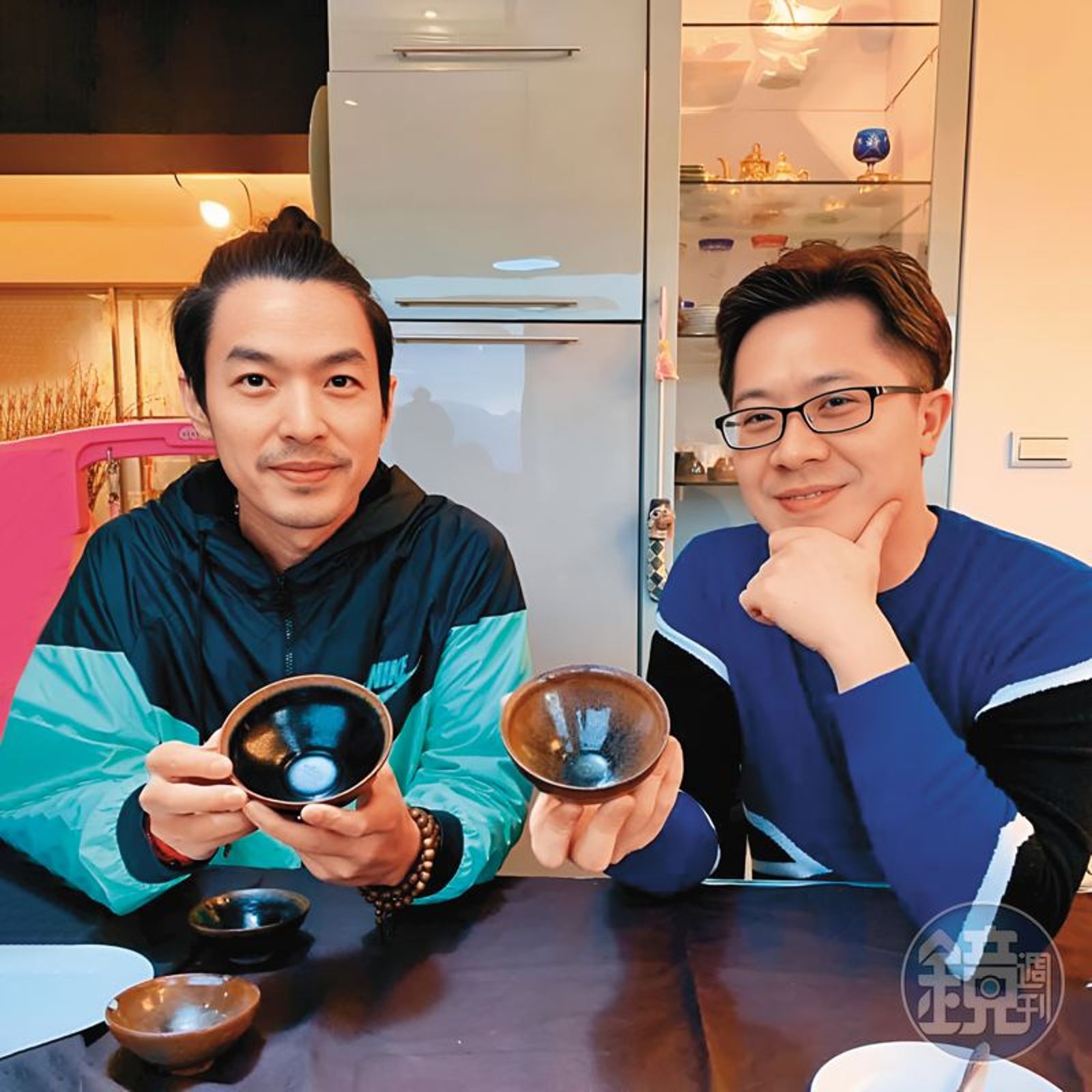 李威近年以買賣茶具骨董藝品為主業。（圖／張烜榮臉書）