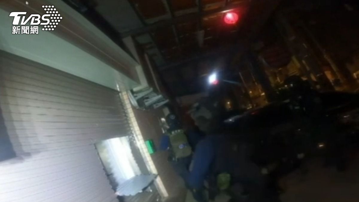 警方破門進入逮70名賭客。(圖/TVBS)