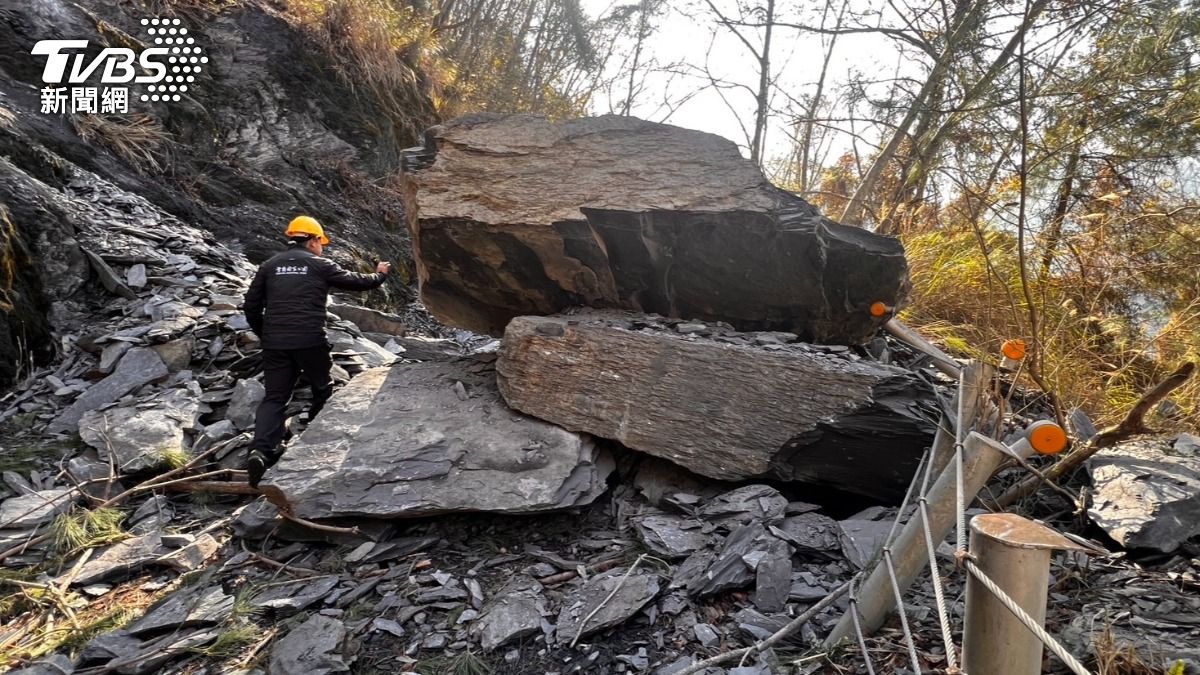 地震「巨石坍崩」!整條路掩埋 駭人畫面曝光