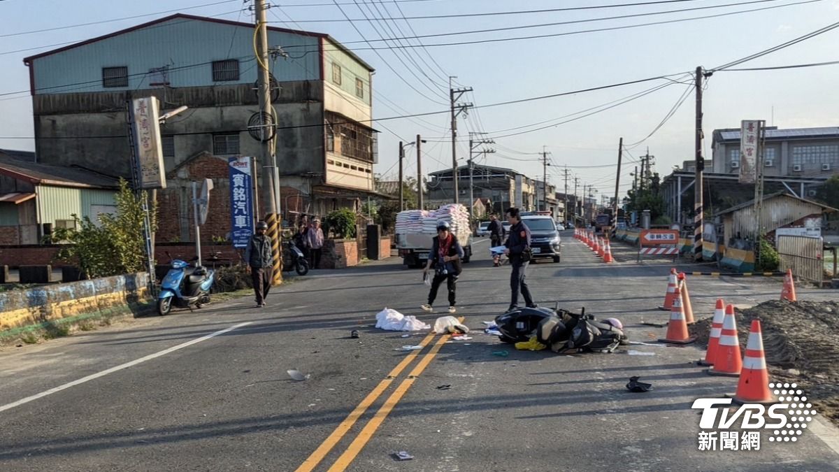 警消人員到場搶救但母子送醫仍不幸雙亡。（圖／TVBS）。