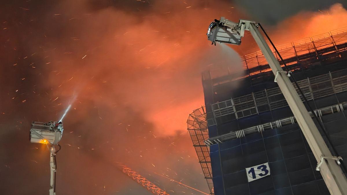 起火處位於高樓層,消防局出動6台雲梯車搶救。(圖/新莊楊先生提供)