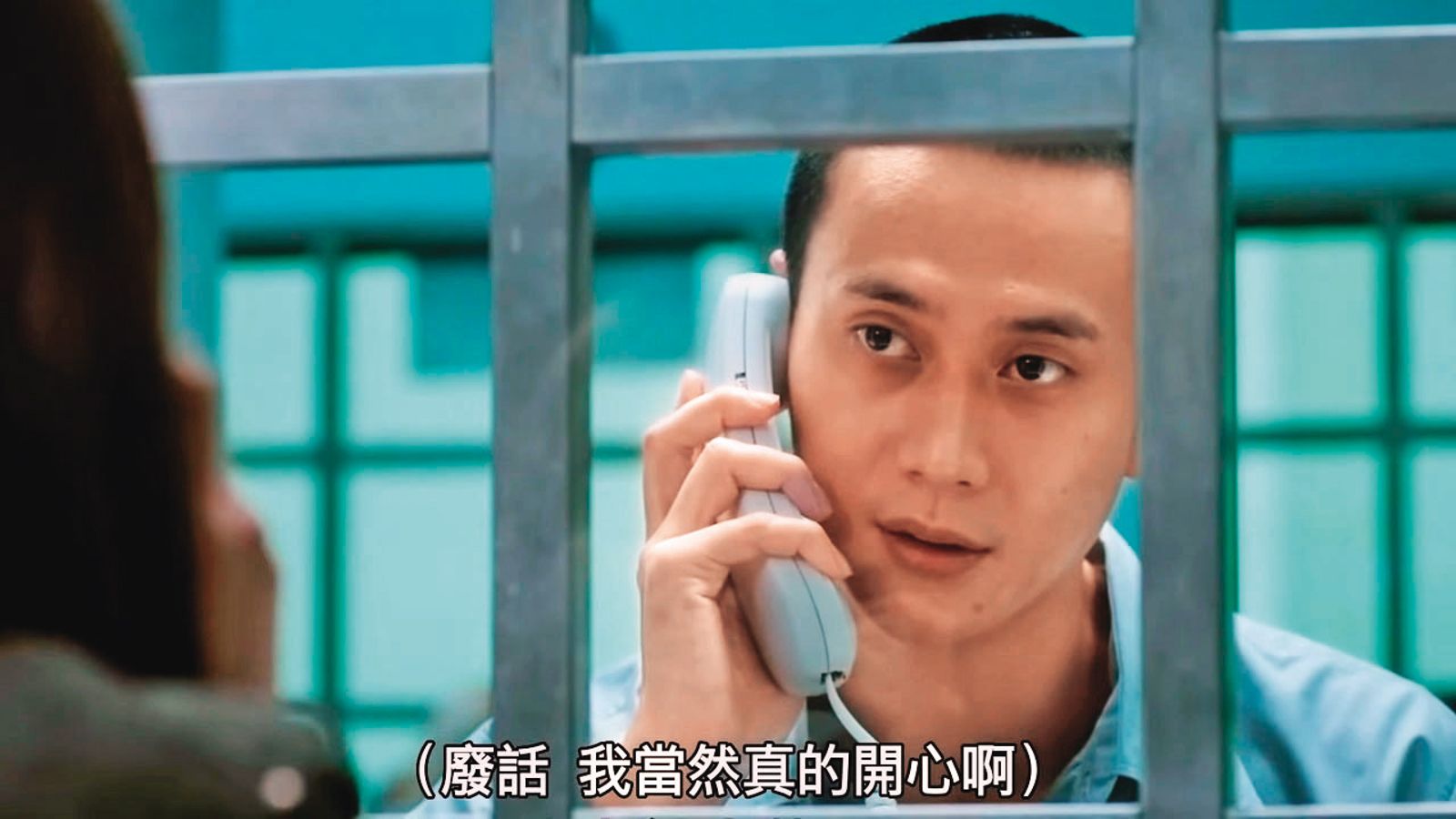 電影《致親愛的孤獨者》女主角小薰(張寗飾)是探監陪聊的會客妹。男主角是木訥寡言的編號2923(劉冠廷飾)(圖)。(圖/翻攝夢田文創)