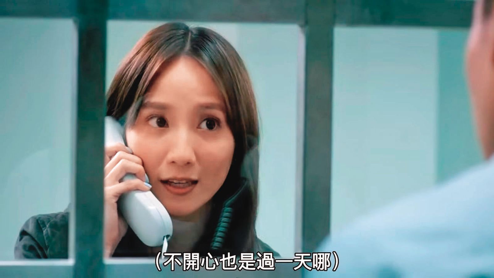 電影《致親愛的孤獨者》女主角小薰(張寗飾)是探監陪聊的會客妹(圖)。男主角是木訥寡言的編號2923(劉冠廷飾)。(圖/翻攝夢田文創)