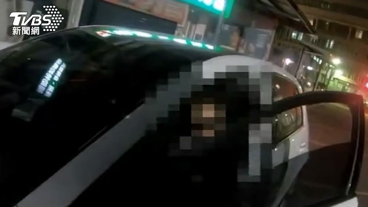 張男假意配合警方再趁機加速逃逸。（圖／TVBS）