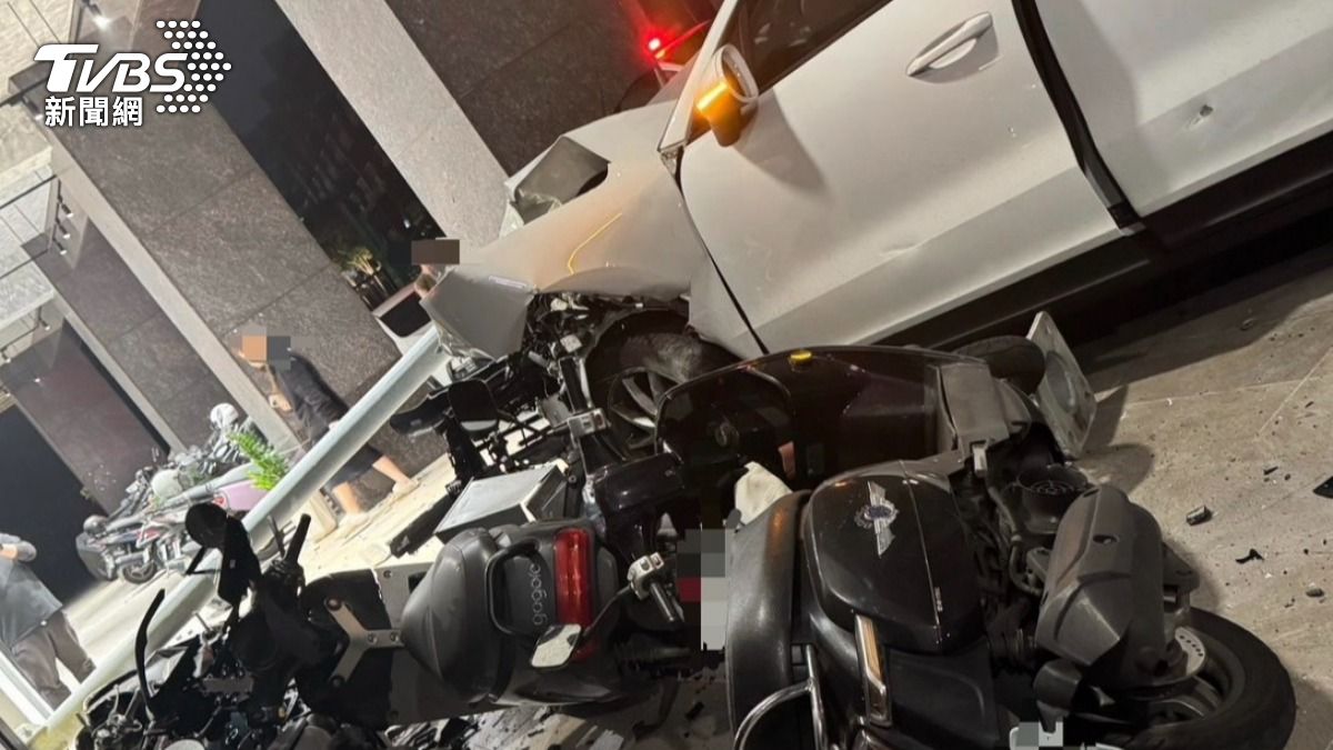高雄男酒駕百萬保時捷失控噴騎樓 撞爆5車、變電箱、路燈