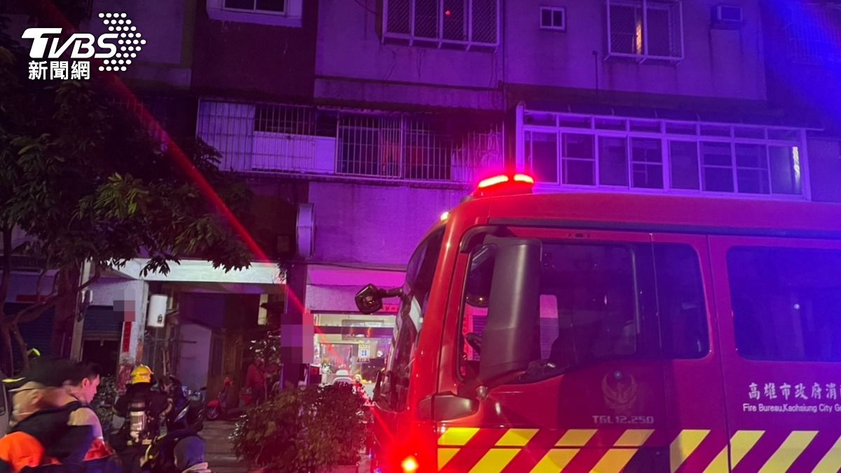 高雄理髮廳狂竄濃煙 老夫妻倒梯間被抬出「意識不清」送醫