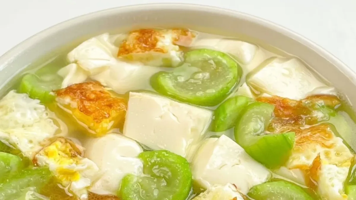 絲瓜豆腐蝦仁湯是一道滿載海洋風情的低卡美味。（圖／翻攝自小紅書＠默默妈妈）