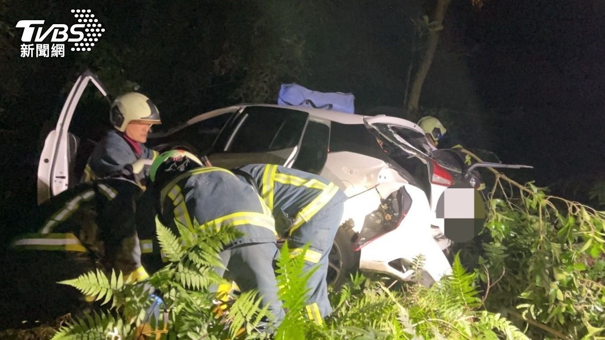 方向盤怪怪的！北市文大後山車輛衝入邊坡　3人受困獲救