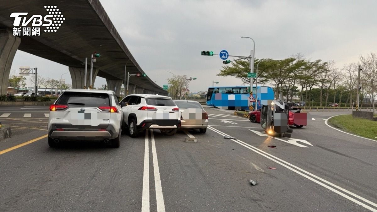 宜蘭壯圍鄉縣道191線與大福路三段路口發生追撞車禍。(圖/TVBS)