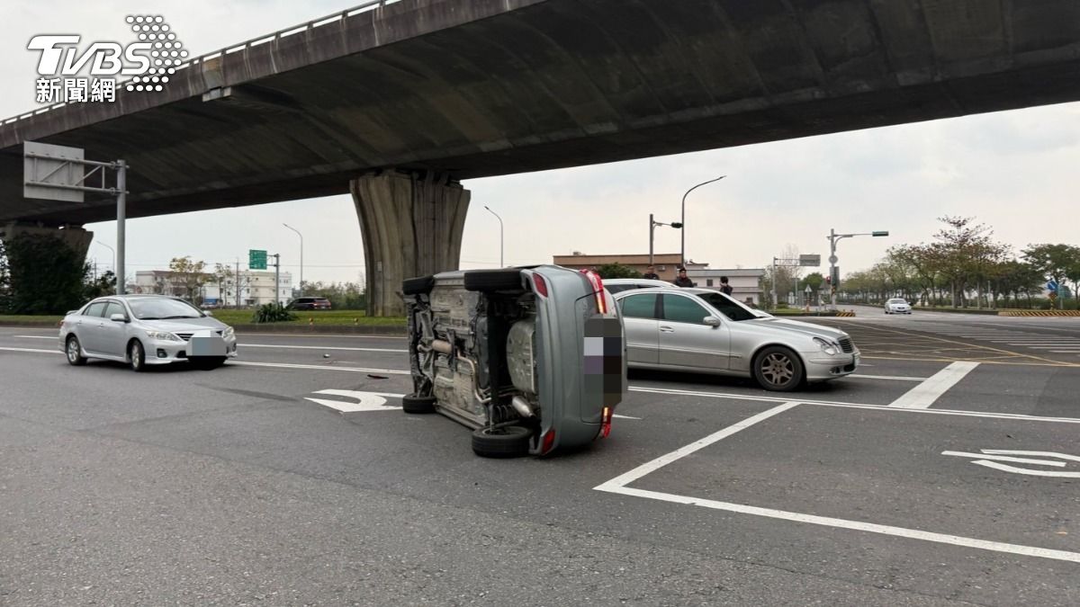 該名駕駛追撞車輛後側翻。(圖/TVBS)