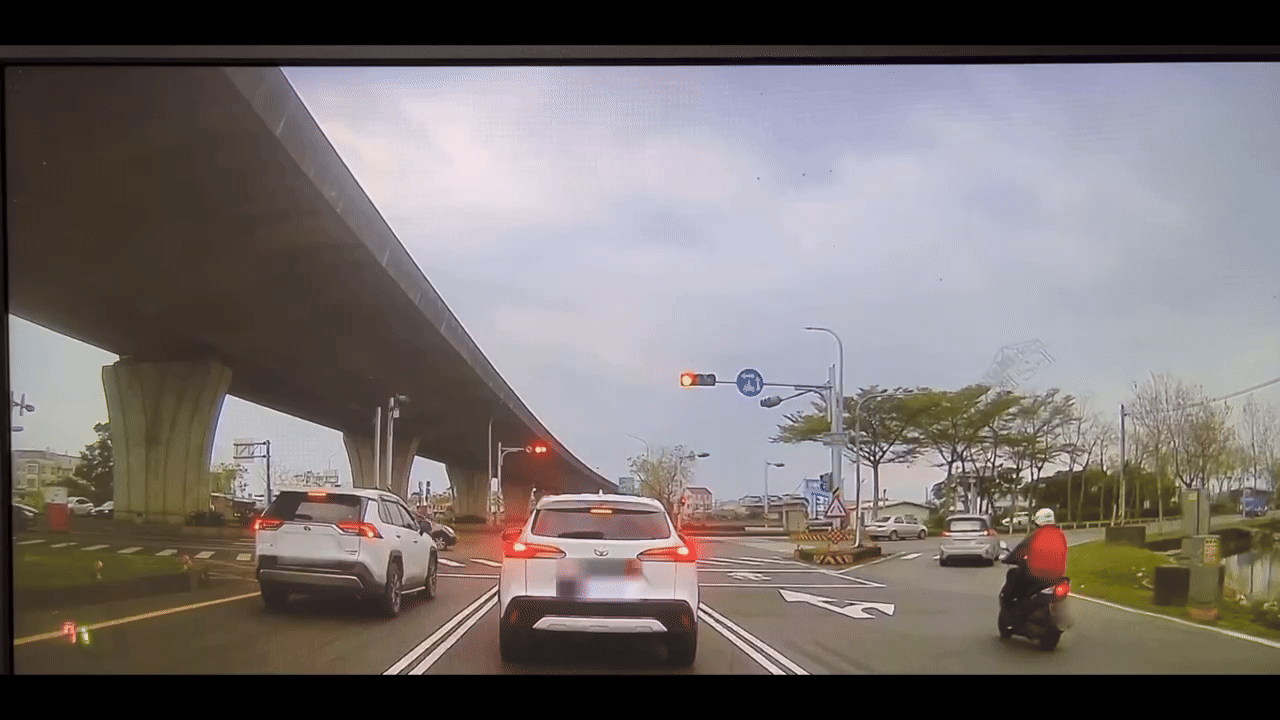 追撞畫面曝光。（圖／TVBS）