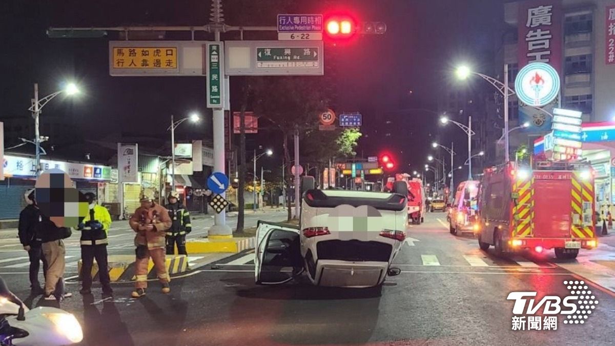 撞行人庇護島翻車。(圖/TVBS)