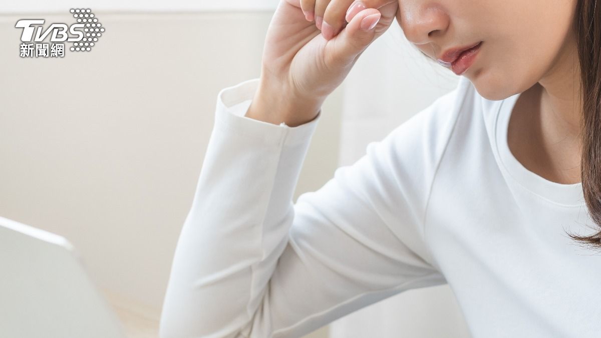 醫美手術「針頭卡眼內」!藏4年狂戳 陸女伸手一揉秒穿出