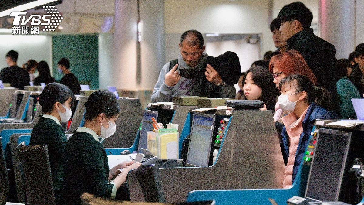 民眾在櫃台辦理登機。(圖/胡瑞麒攝)
