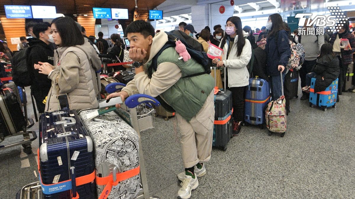 春節連假人潮難免,屆時辦理登機恐會等更久。(圖/胡瑞麒攝)