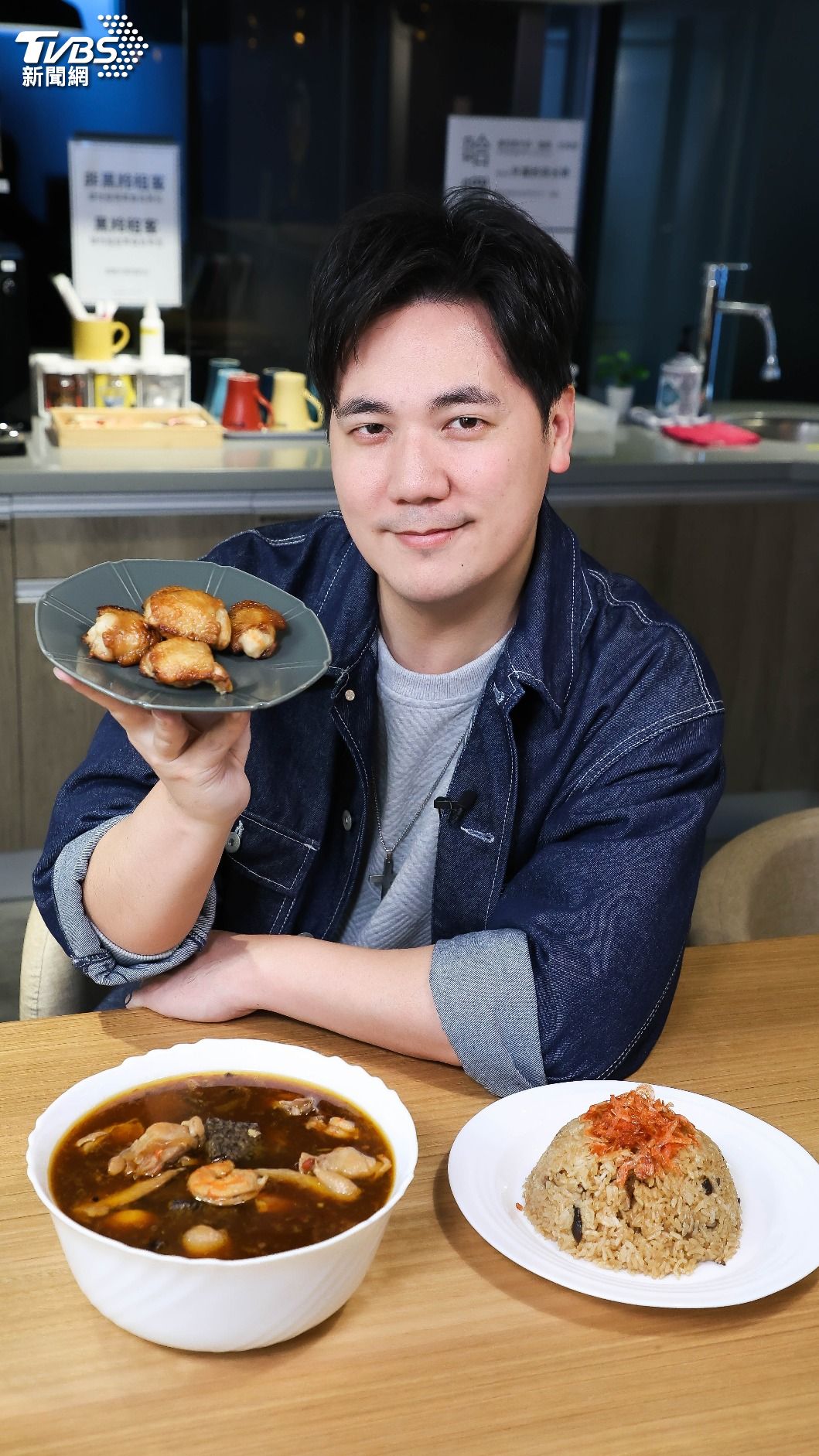 惟毅手路菜「花枝胖胖翅、花雕海陸雞、櫻花蝦油飯」。(圖/張哲鳴攝)