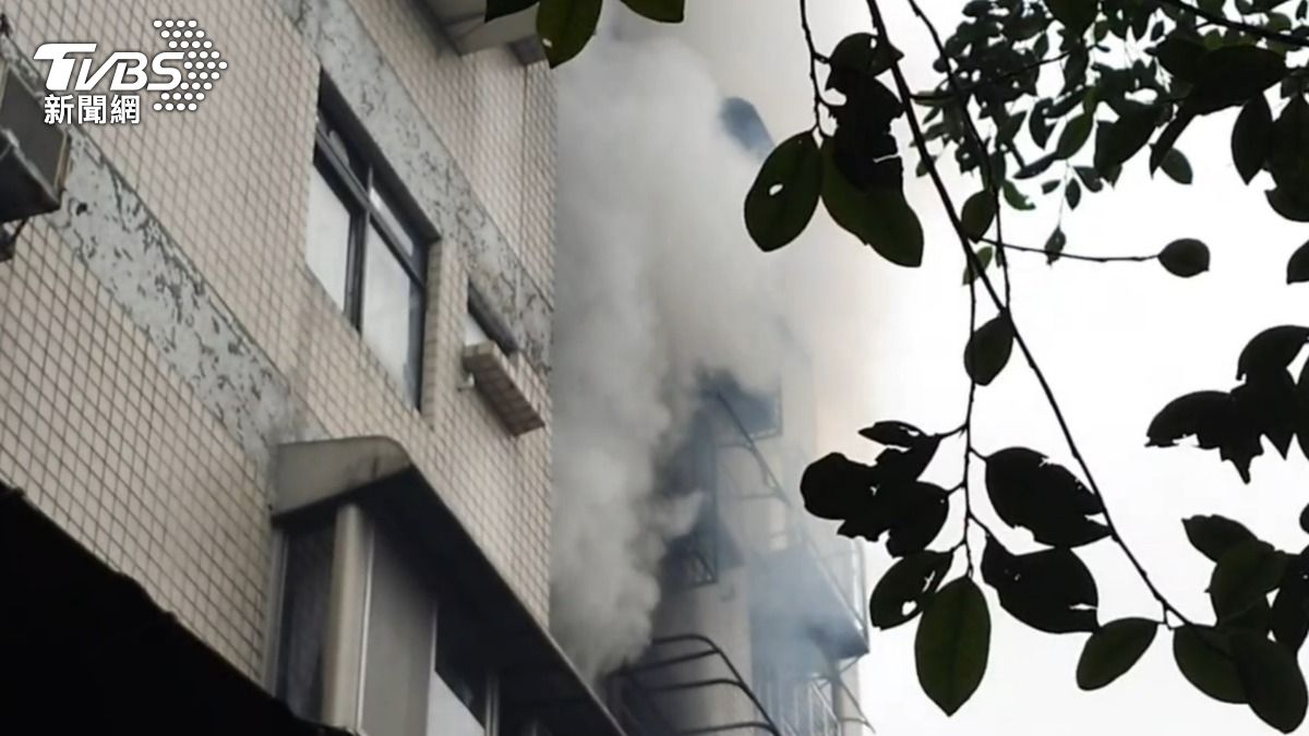 快訊/黑煙狂竄!基隆大樓火警8人驚逃 住戶憂:過年回不了家