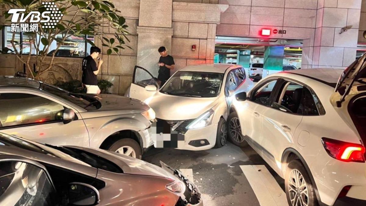 警方以車輛阻擋嫌犯逃逸，再上前破窗逮人。（圖／TVBS）