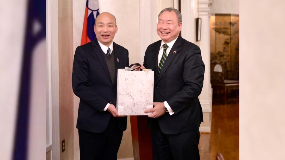 駐美代表俞大㵢送上美國國會水晶給立法院長韓國瑜。(圖/立法院提供)