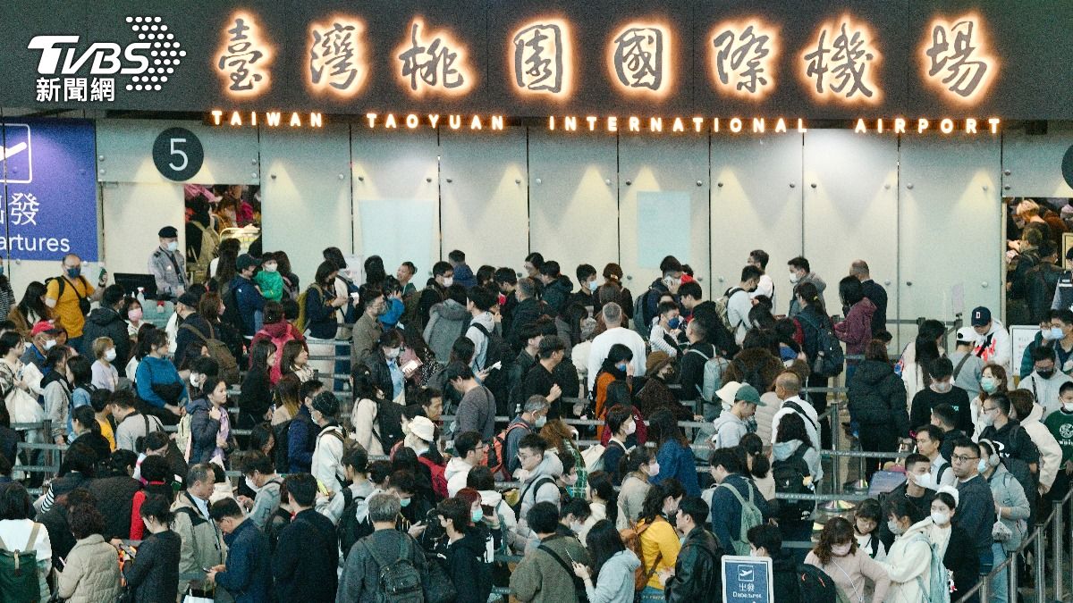 多圖/還沒過年就排爆!桃機湧出境人潮 春節「2時段」尖峰