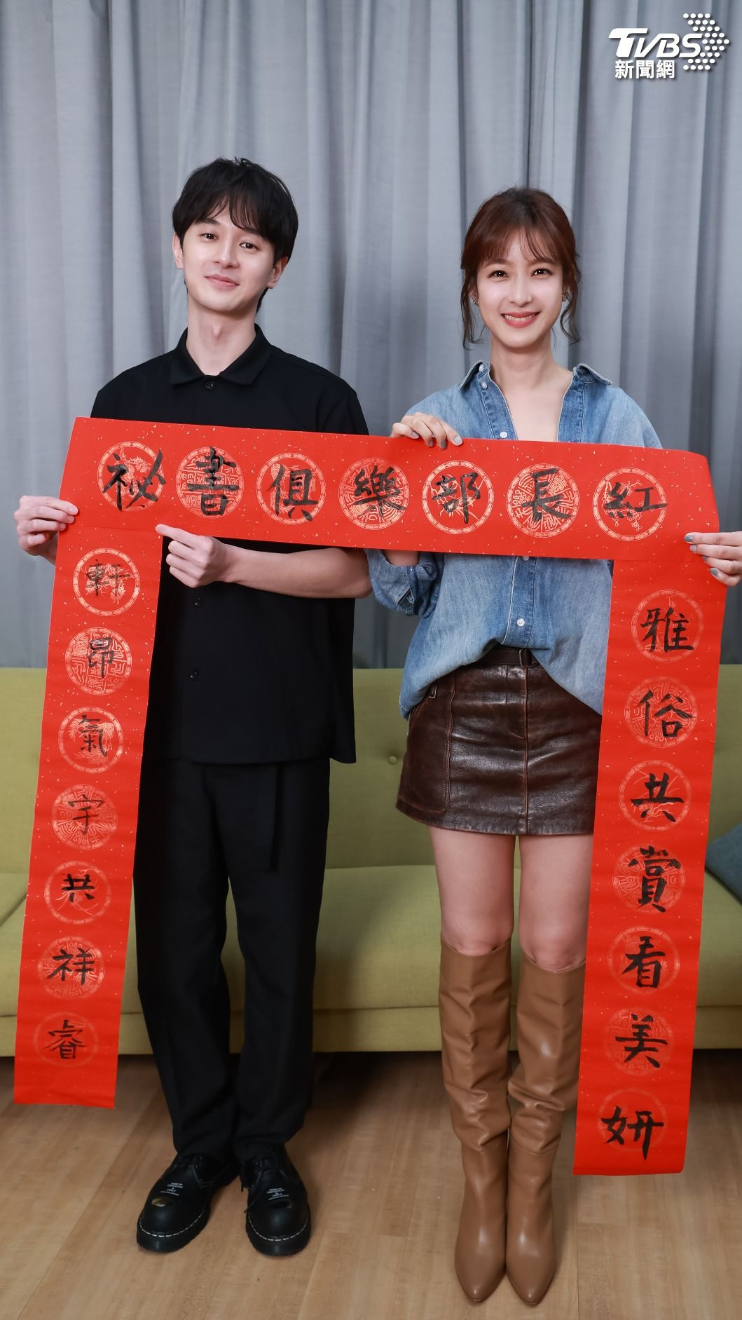 賴雅妍(右)分享招財撇步,張軒睿則透露會到女友家拜年。(圖/趙世平攝)