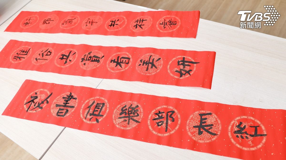 賴雅妍展現文采,幫張軒睿想出吉祥話。(圖/趙世平攝)