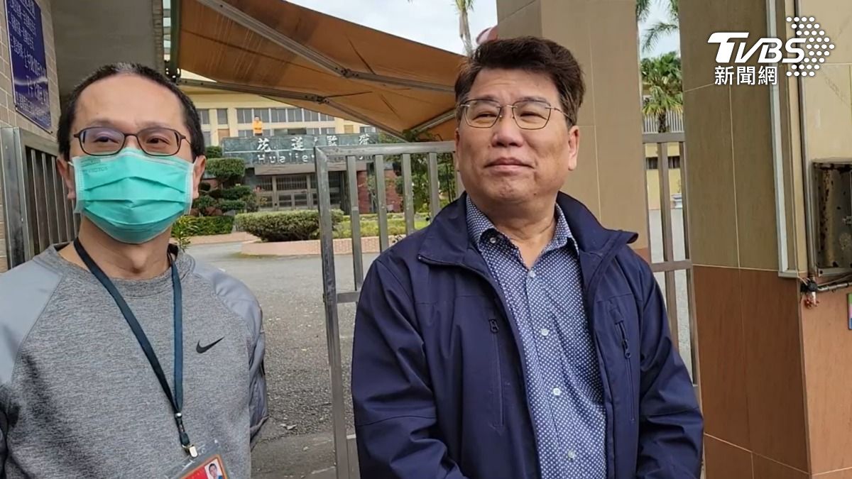 花監副典獄長楊垂雄（右）、花監教誨師黃俊榮（左）。（圖／TVBS）