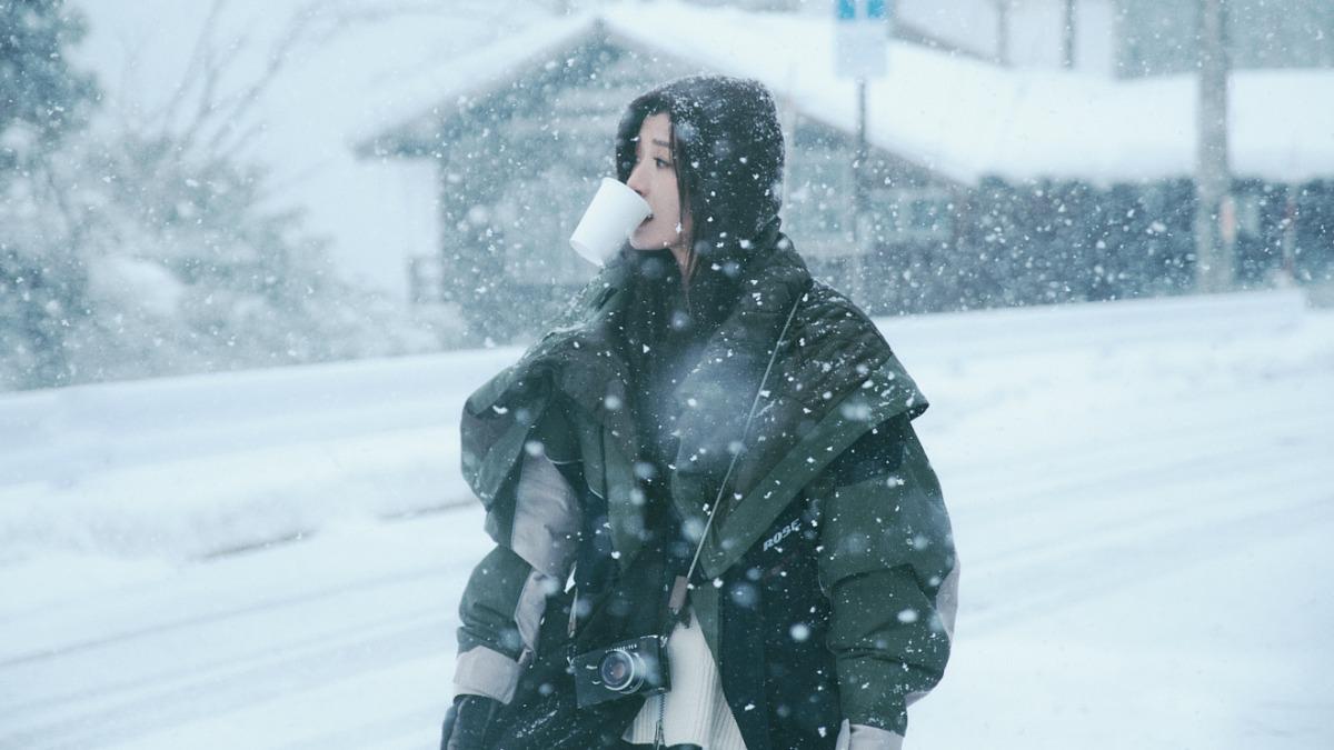 連咬杯子都美!「永遠的玉女」蘇慧倫鬆口好消息 赴日取景凍傷了