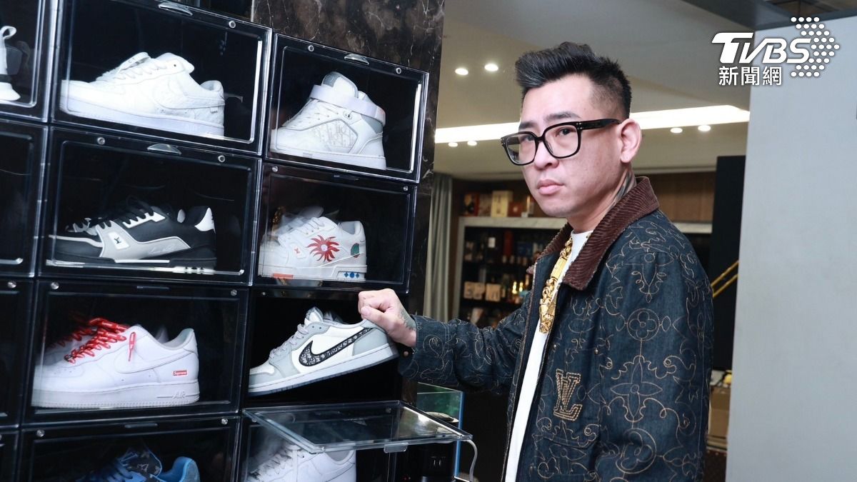 蹦闆有一雙「Dior x Air Jordan」的聯名鞋款，要價20幾萬。（圖／黃城碩攝）