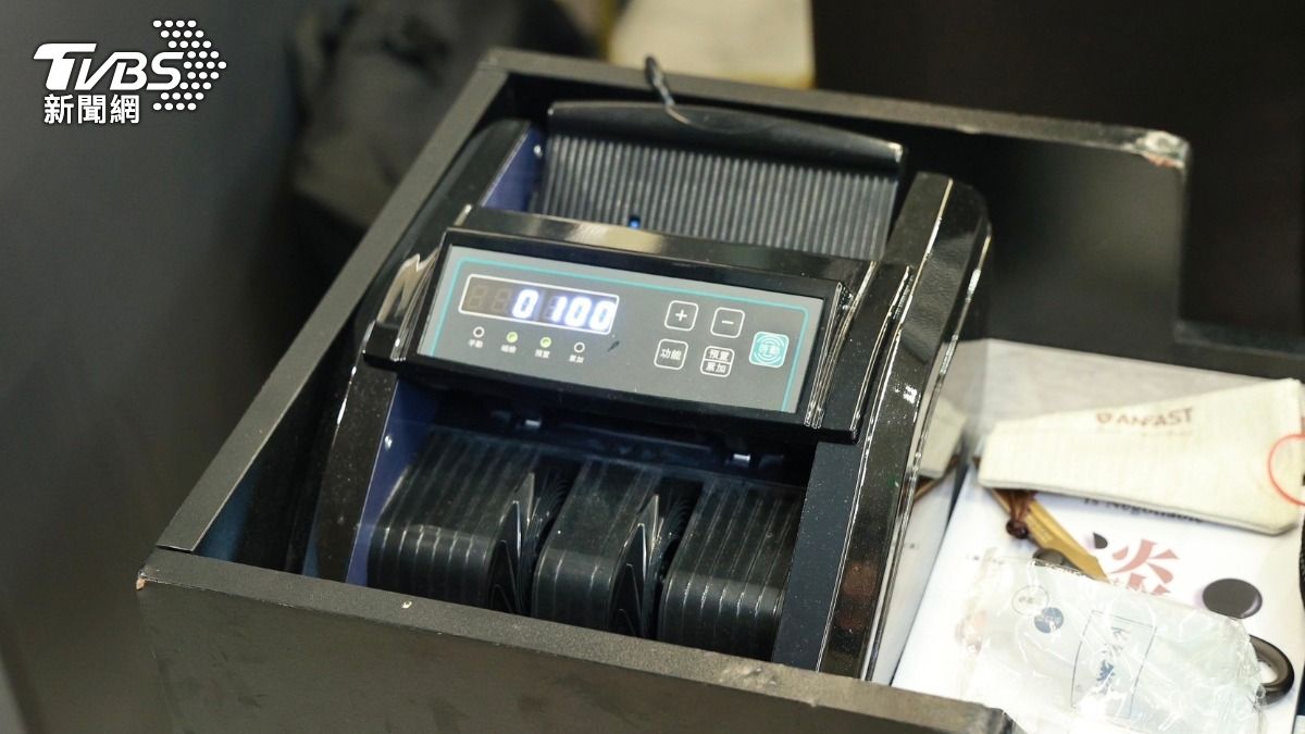 蹦闆在客廳擺點鈔機，方便隨時算錢。（圖／黃城碩攝）