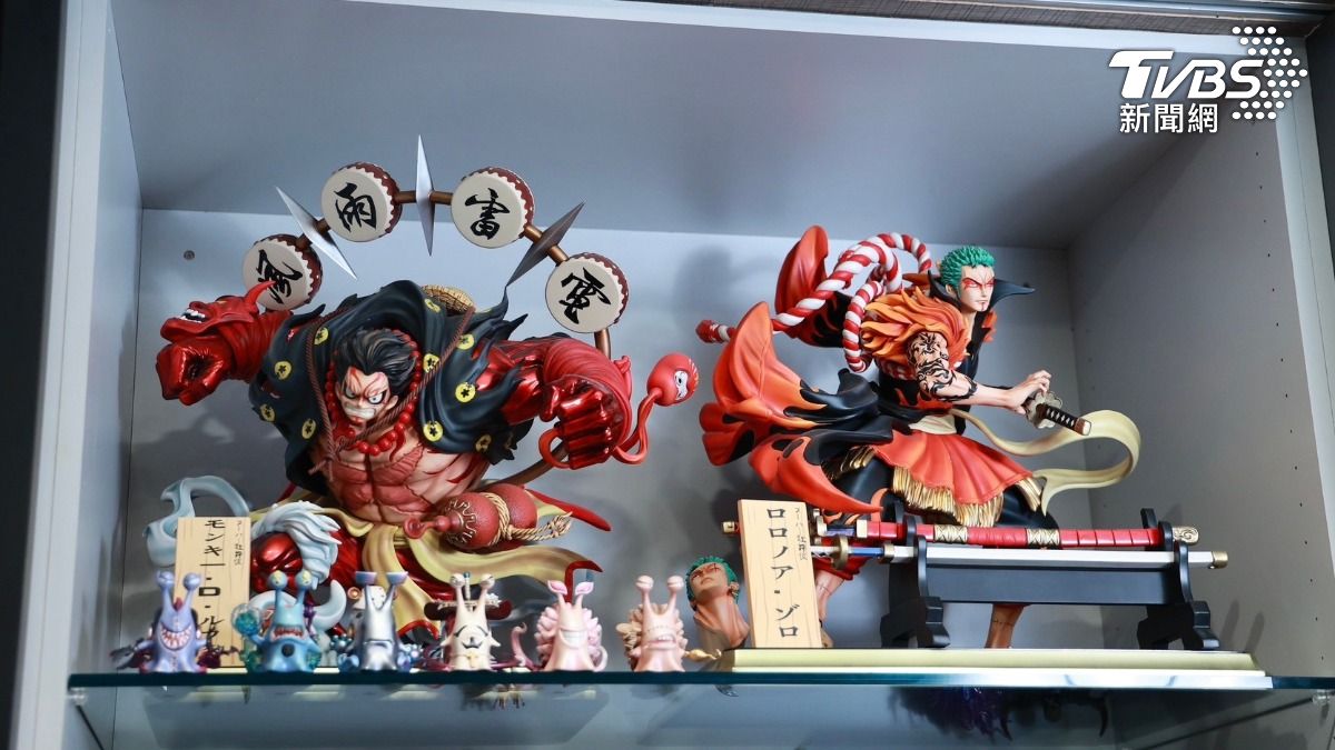 限量版魯夫和索隆公仔，加起來近10萬。（圖／黃城碩攝）