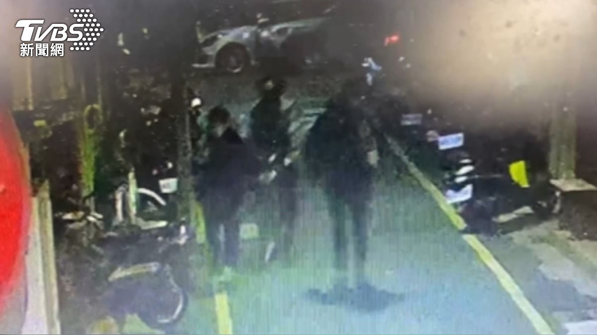 該名騎單車男子巷弄中莫名衝撞路人。（圖／TVBS）