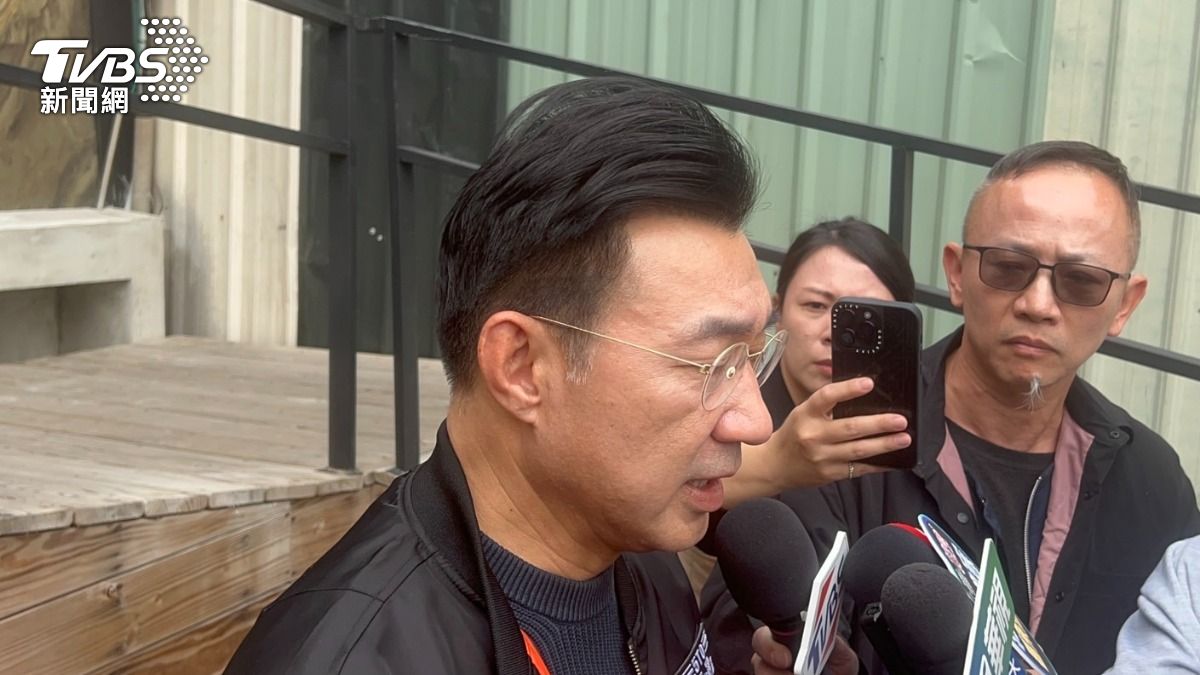 江啟臣現身致意。(圖/林冠丞攝)
