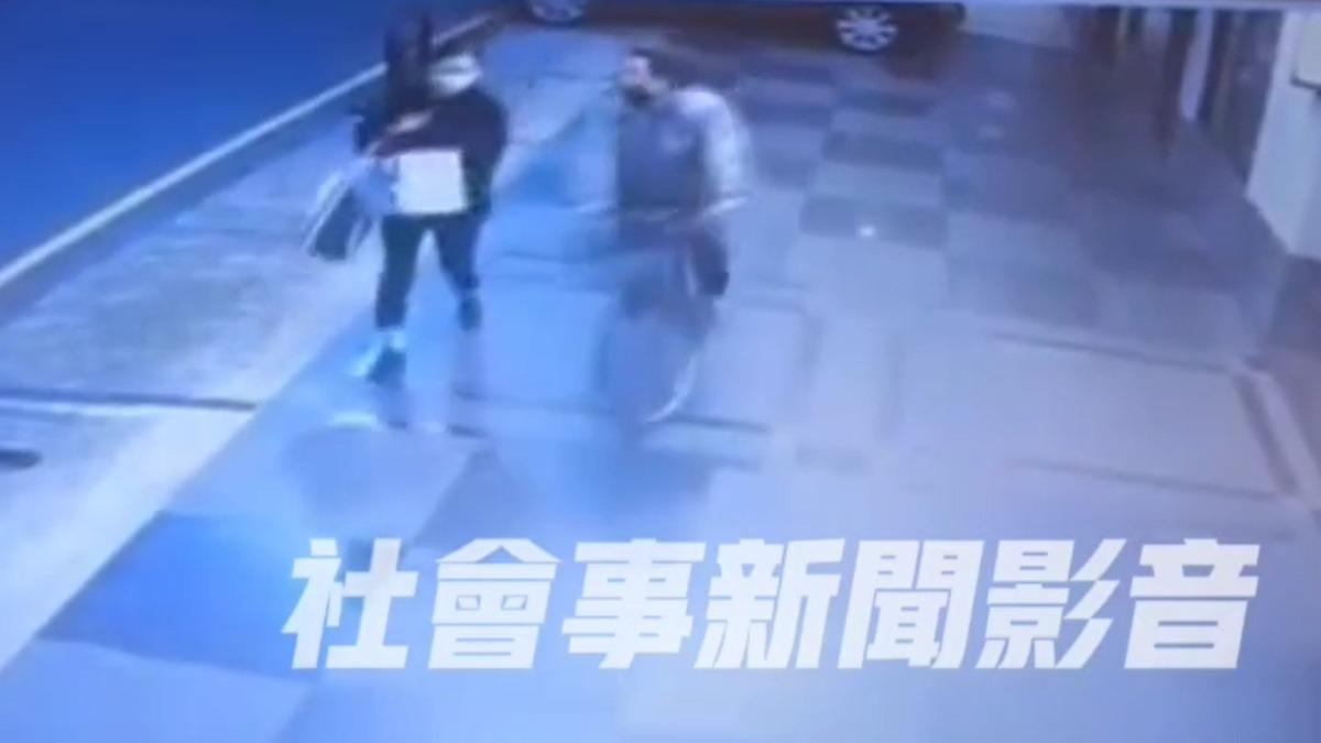一名女子莫名被男子吐不明液體。（圖／翻攝自社會事新聞影音）