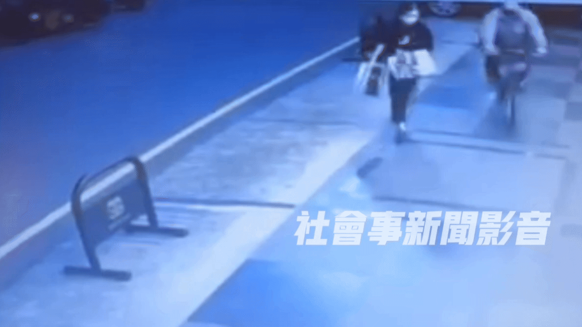 新竹男疑騷擾慣犯　朝路人臉「吐不明液體」騎單車衝撞畫面曝