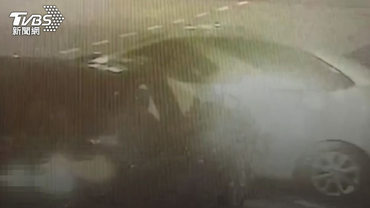 女酒駕未禮讓幹道車挨撞。（圖／TVBS）