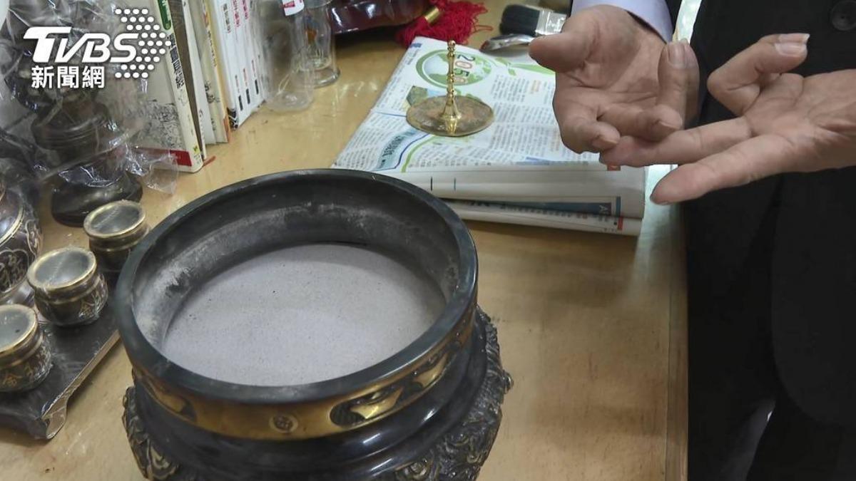 小孟老師提醒清理香爐時切記不可直接將香灰倒出。(圖/TVBS資料畫面)