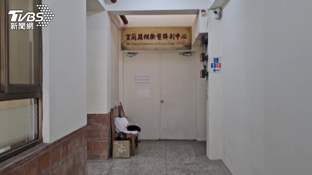 檢方相驗男嬰遺體,以釐清是否為虐待致死。(圖/TVBS)