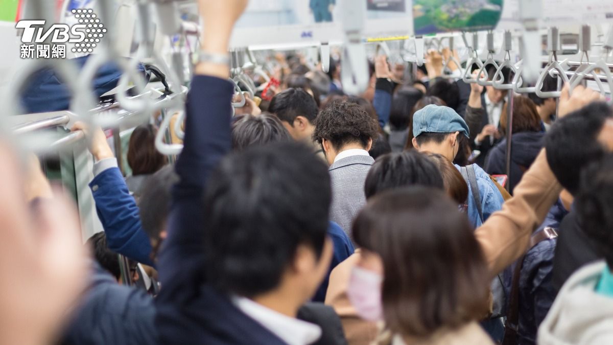 中國觀光客霸佔電車博愛座 日高中生勸阻「遭5人痛罵」爆衝突