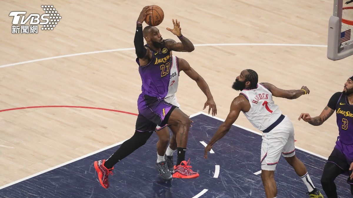 LeBron空接隔扣3分打。（圖／達志影像美聯社）