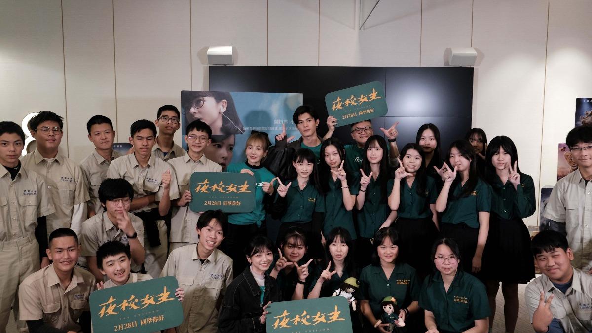 百名建中、北一女學生穿著制服來參加特映會。(圖/興揚電影提供)