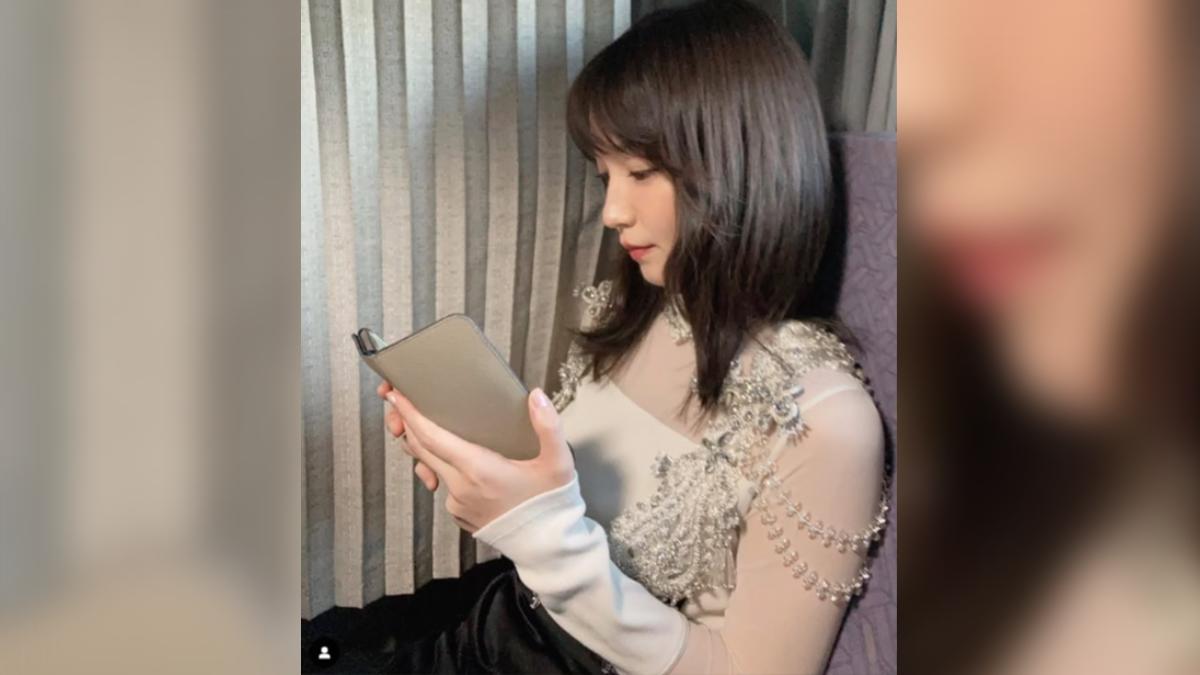 吉岡里帆相當節儉惜物,仍在使用7年前的iPhone XS。(圖/翻攝自吉岡里帆IG)
