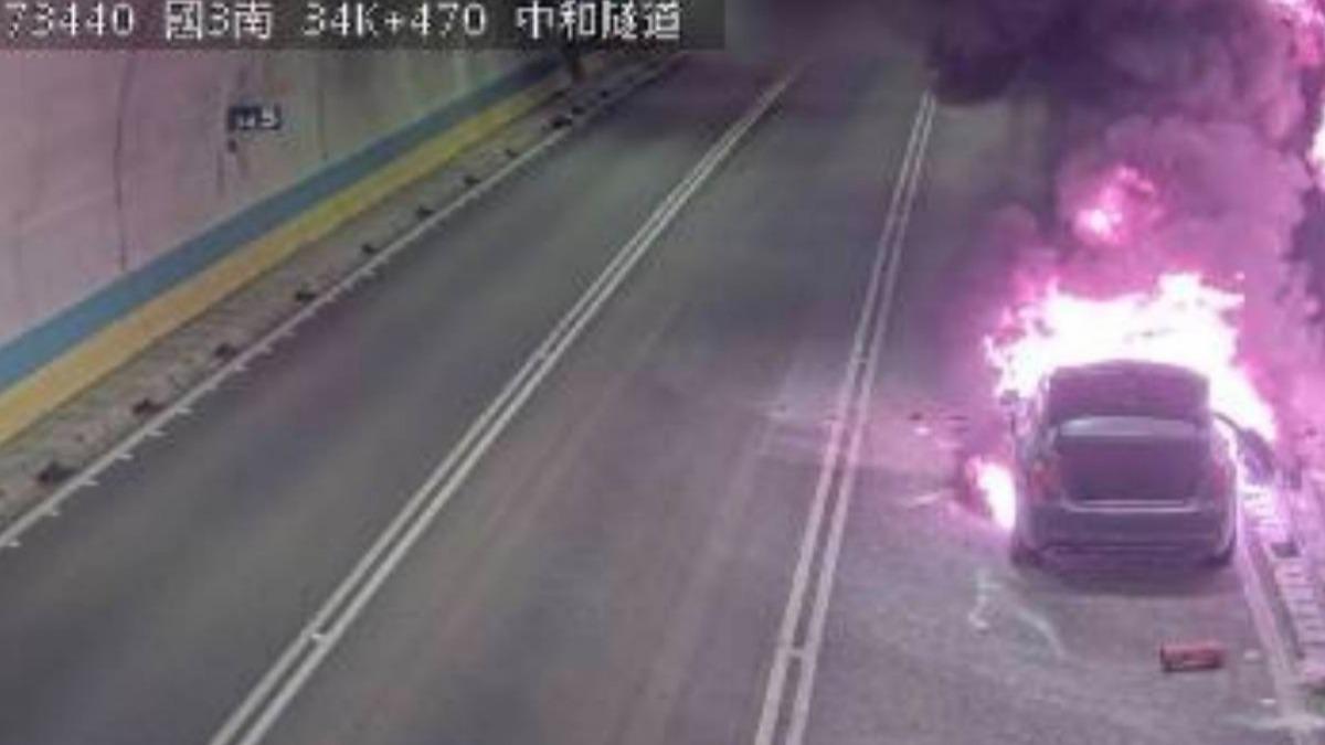 快訊/下班注意!國3中和隧道「轎車燒成火球」 南下路段塞爆