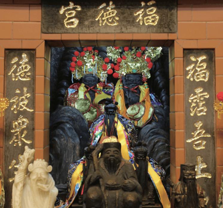 南山福德宮主祀的土地公、土地婆,由一塊石頭連身刻成。(圖/烘爐地南山福德宮官網)