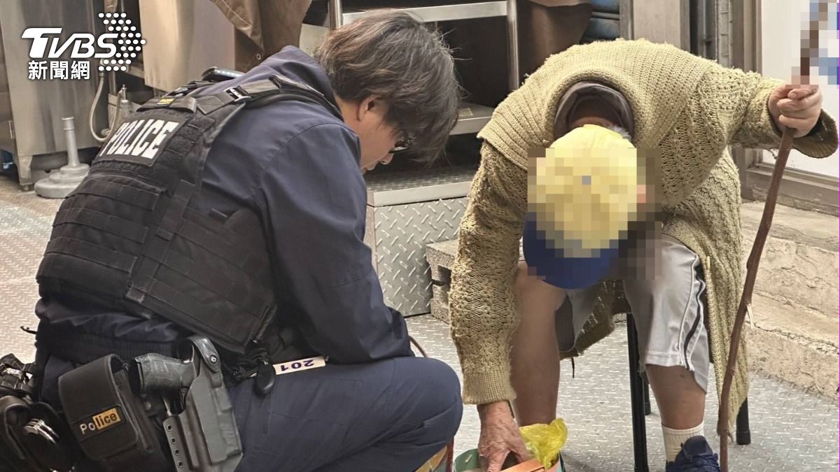 警送老翁回家。(圖/TVBS)